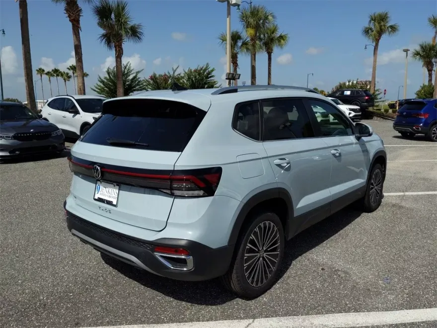 2025 Volkswagen Taos SE photo 1