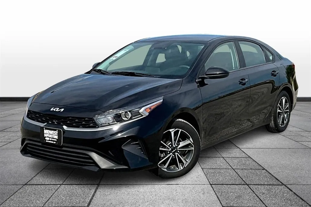 2024 Kia Forte LXS photo 1