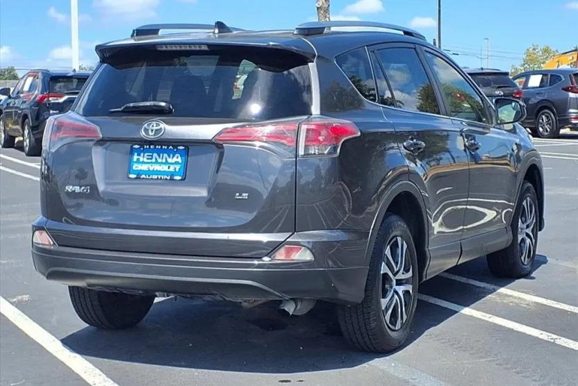 2018 Toyota RAV4 LE photo 1
