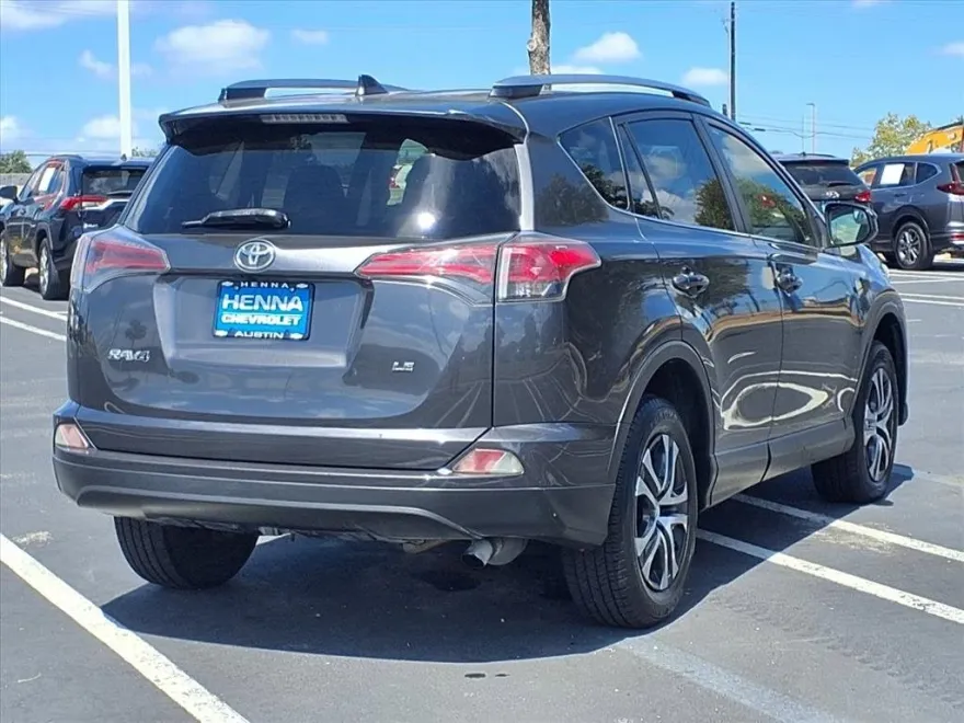 2018 Toyota RAV4 LE photo 1