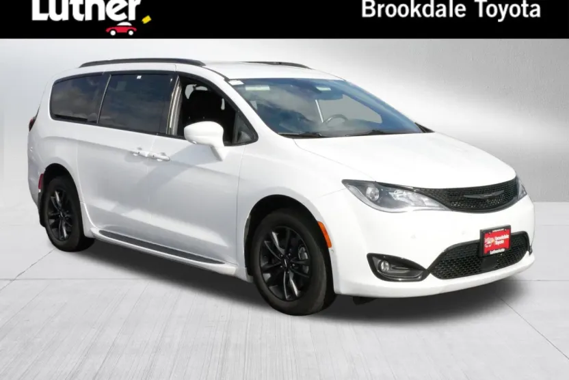 2020 Chrysler Pacifica Touring L photo 1