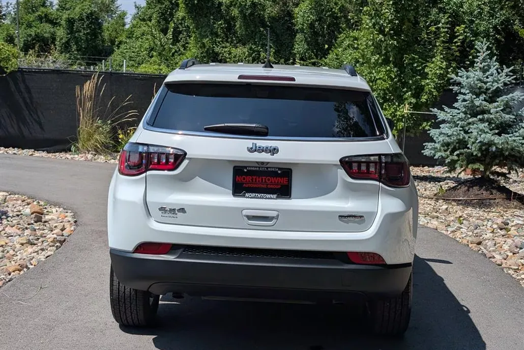 2025 Jeep Compass Latitude photo 1