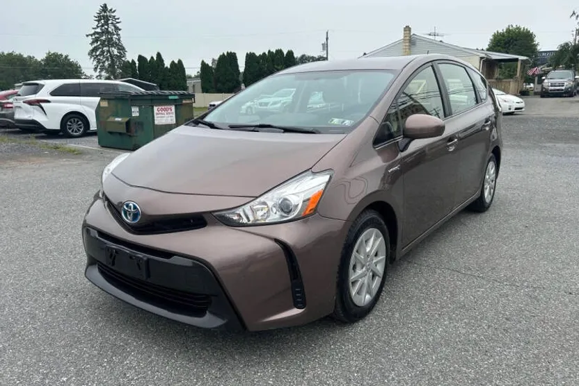 2016 Toyota Prius V Two photo 1