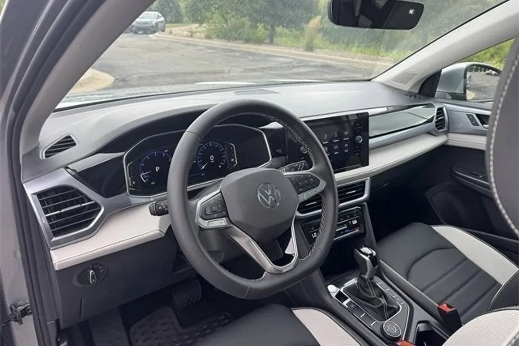 2025 Volkswagen Taos SEL photo 1