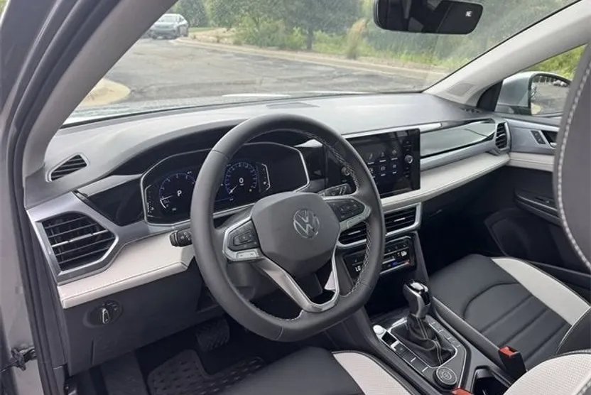2025 Volkswagen Taos SEL photo 1