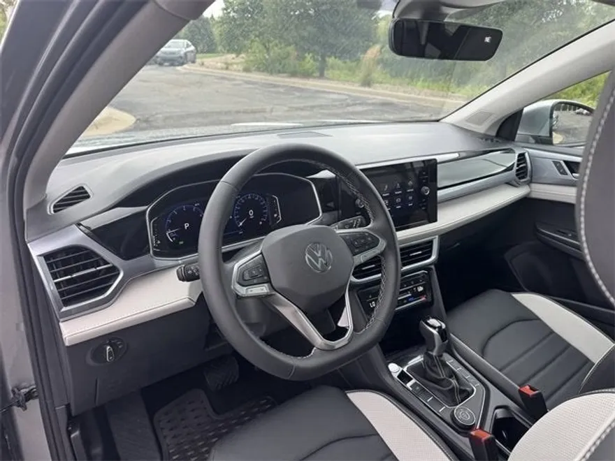 2025 Volkswagen Taos SEL photo 1