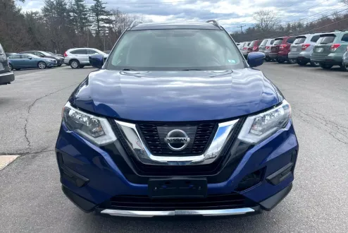 2017 Nissan Rogue SV photo 2