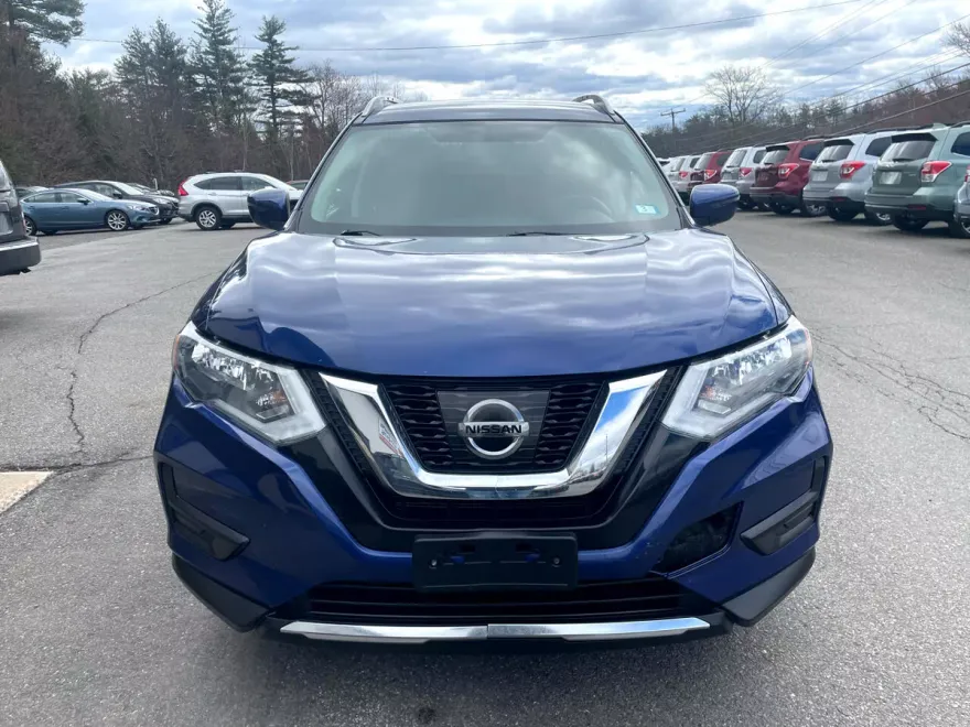 2017 Nissan Rogue SV photo 2