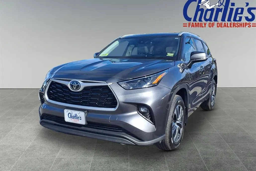 2025 Toyota Highlander XLE photo 1