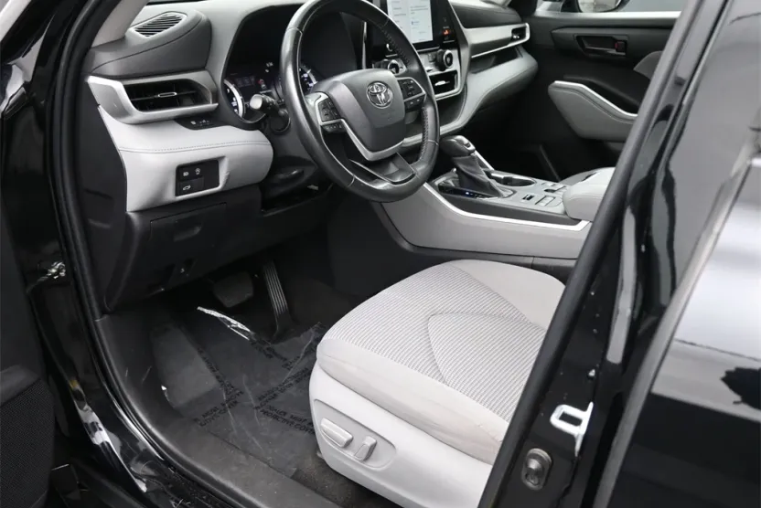 2023 Toyota Highlander LE photo 1
