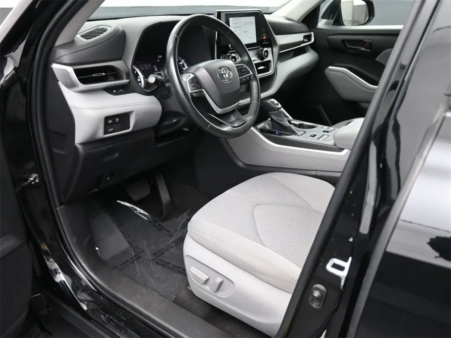 2023 Toyota Highlander LE photo 1