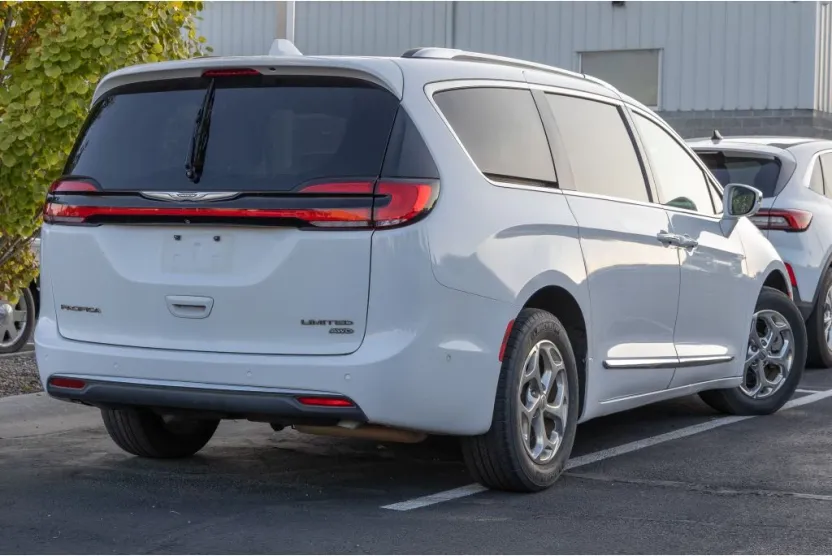 2021 Chrysler Pacifica Limited photo 1
