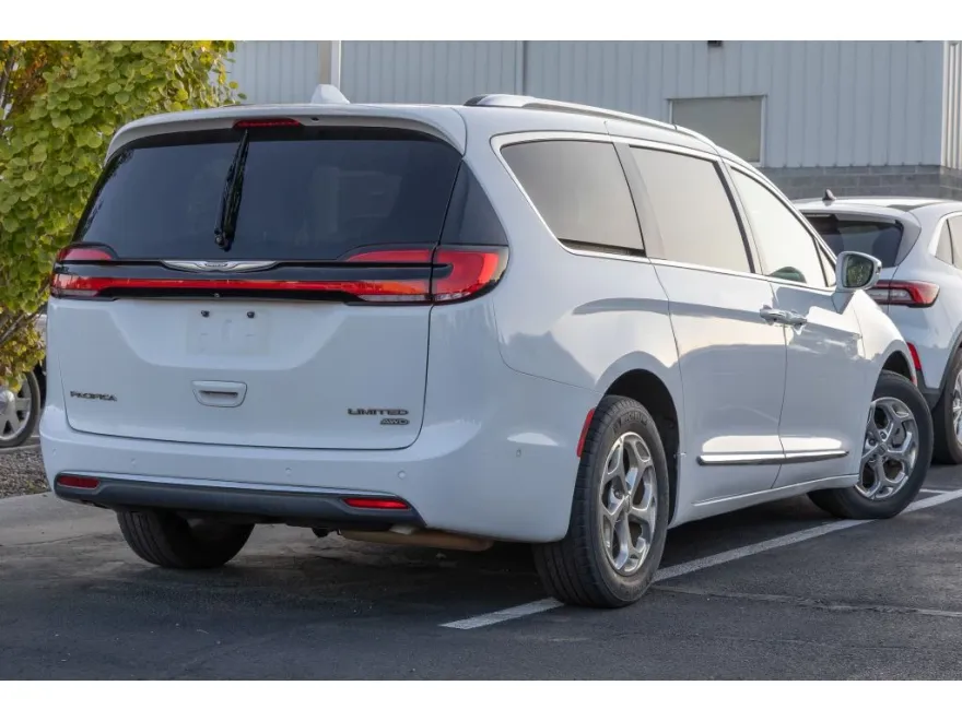 2021 Chrysler Pacifica Limited photo 1