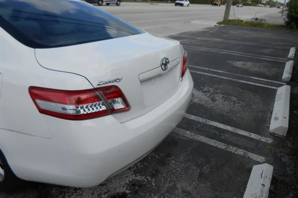 2011 Toyota Camry LE photo 1