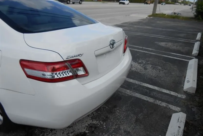 2011 Toyota Camry LE photo 1
