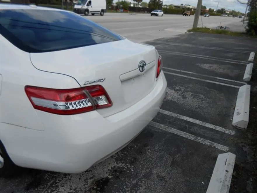 2011 Toyota Camry LE photo 1