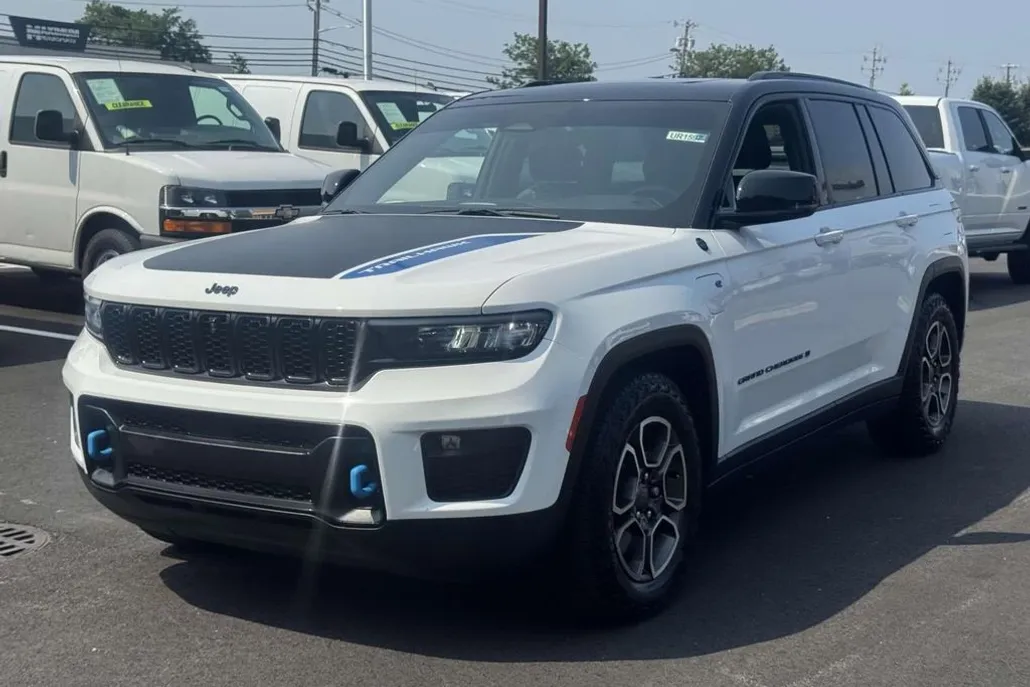 2023 Jeep Cherokee Trailhawk 4xe photo 1