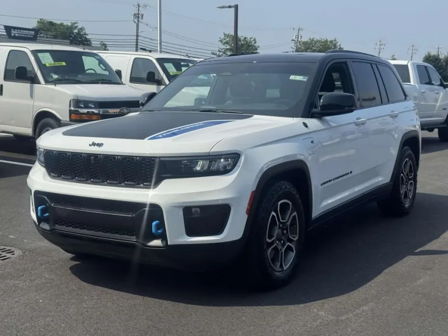2023 Jeep Cherokee Trailhawk 4xe photo 1