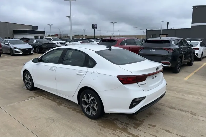 2021 Kia Forte LXS photo 1