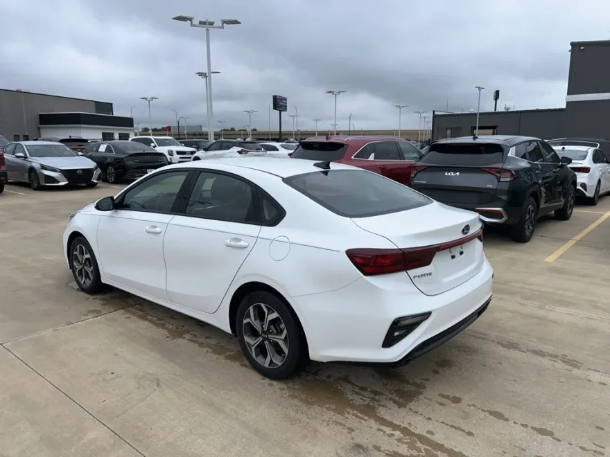 2021 Kia Forte LXS photo 1