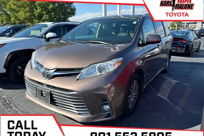 2020 Toyota Sienna XLE photo 1
