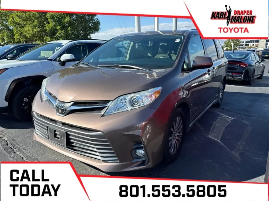 2020 Toyota Sienna XLE photo 1