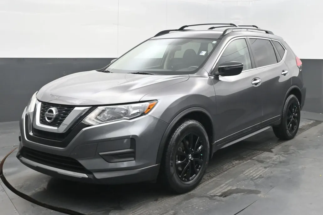 2017 Nissan Rogue SV photo 1