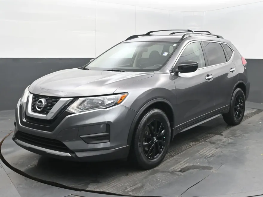 2017 Nissan Rogue SV photo 1