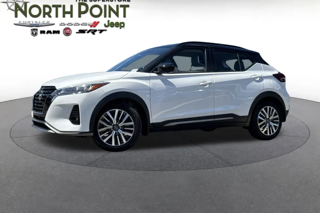 2023 Nissan Kicks SR photo 1