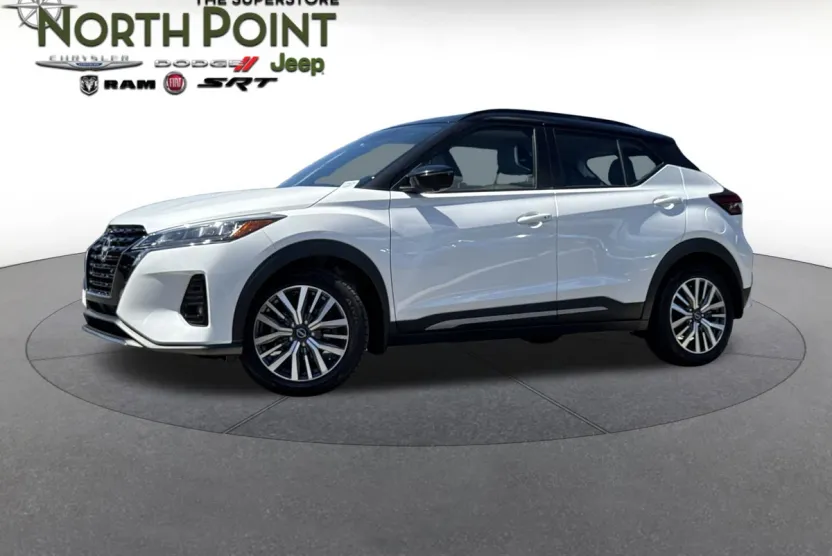 2023 Nissan Kicks SR photo 1