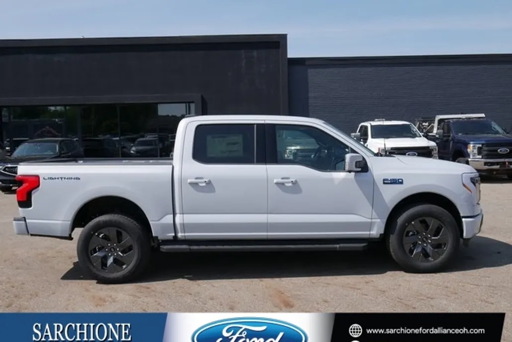 2025 Ford F-150 Lightning Lariat photo 1