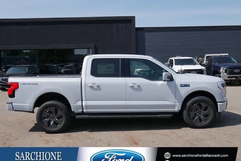 2025 Ford F-150 Lightning Lariat photo 1