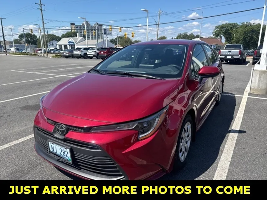 2023 Toyota Corolla LE photo 1