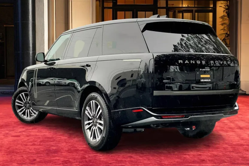2025 Land Rover Range Rover SE photo 1