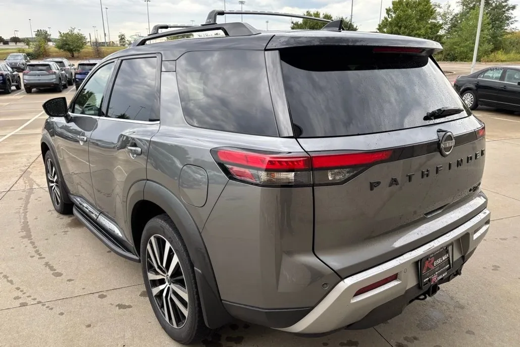 2023 Nissan Pathfinder Platinum photo 1