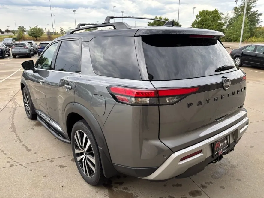 2023 Nissan Pathfinder Platinum photo 1