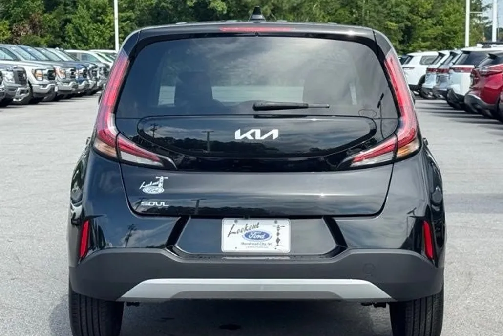 2023 Kia Soul LX photo 1