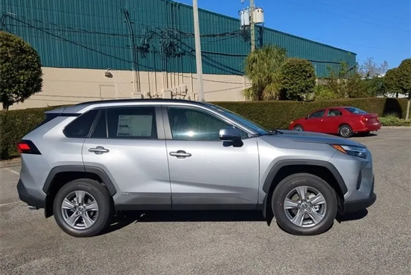 2025 Toyota RAV4 Hybrid XLE photo 1
