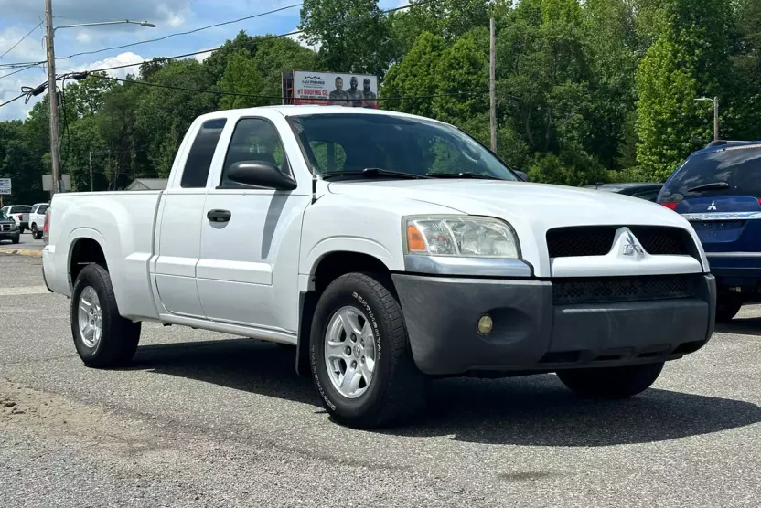2006 Mitsubishi Raider LS photo 1