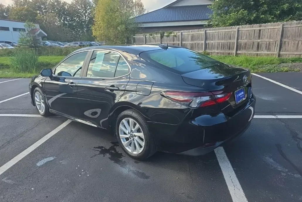 2022 Toyota Camry LE photo 1