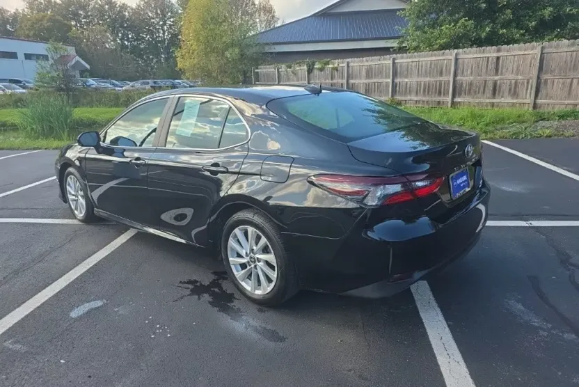 2022 Toyota Camry LE photo 1