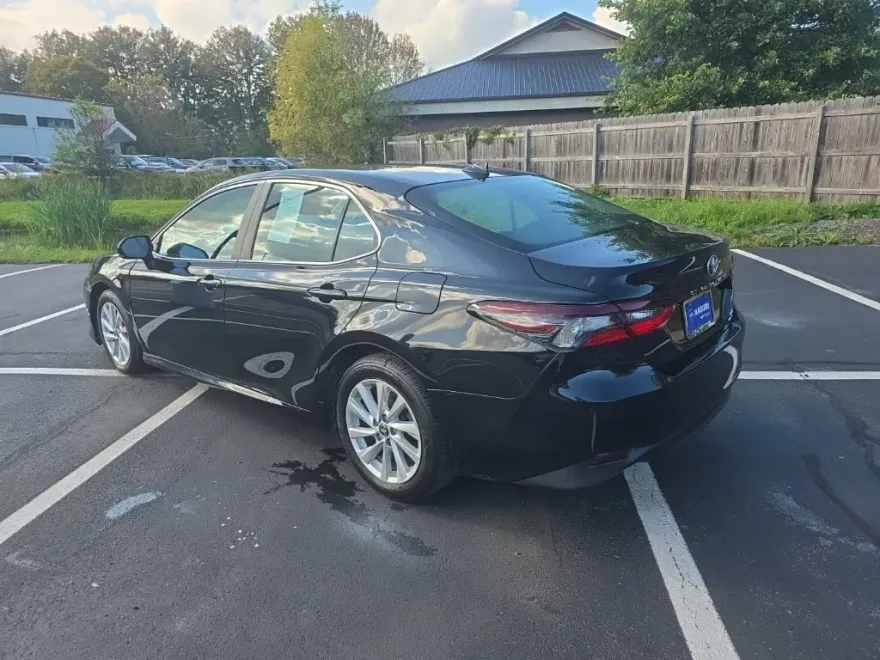 2022 Toyota Camry LE photo 1
