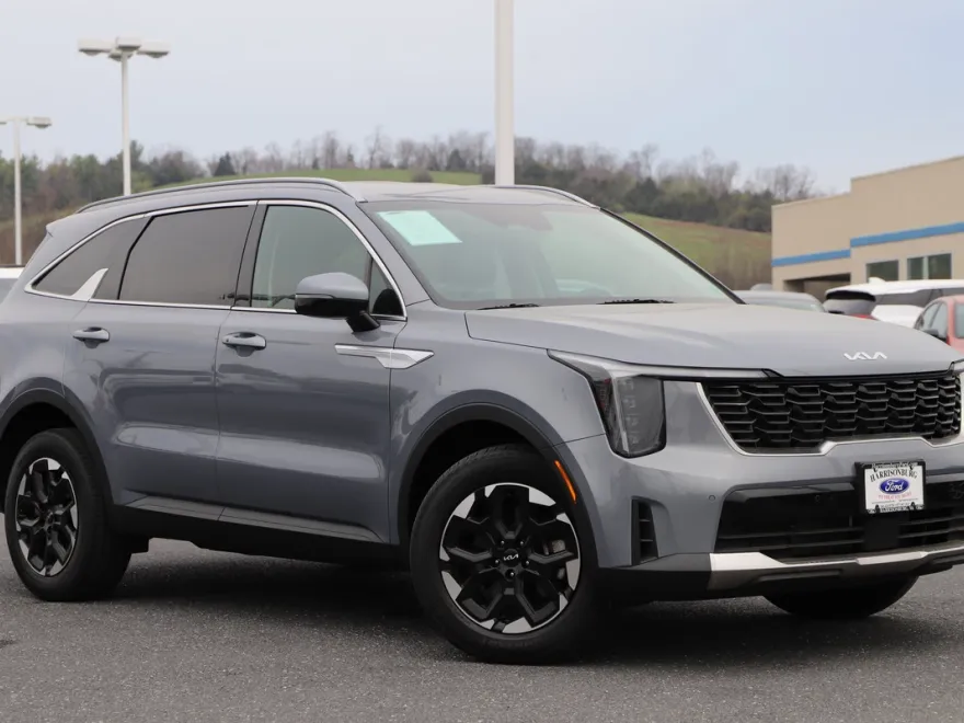 2024 Kia Sorento S photo 1