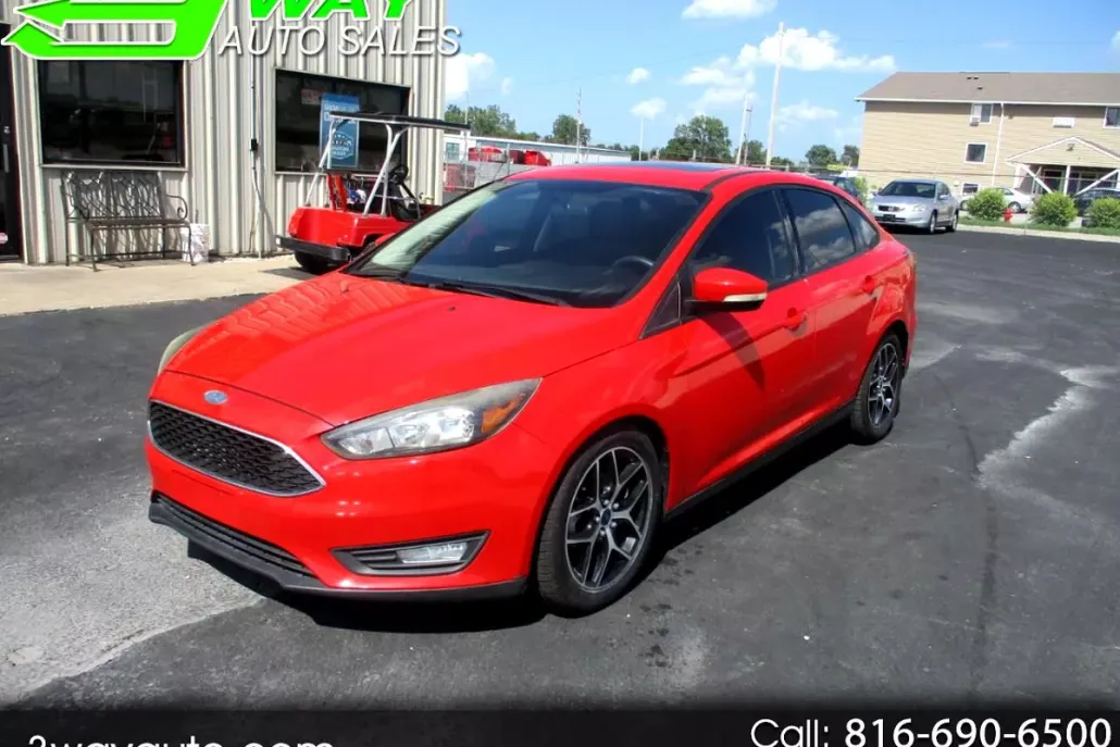 2017 Ford Focus SEL Sedan photo 1