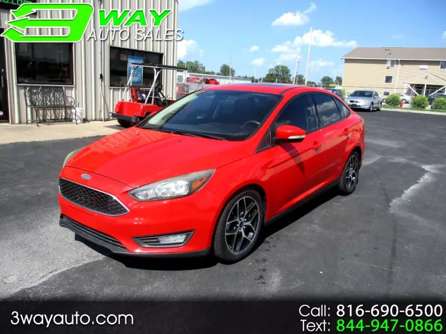 2017 Ford Focus SEL Sedan photo 1