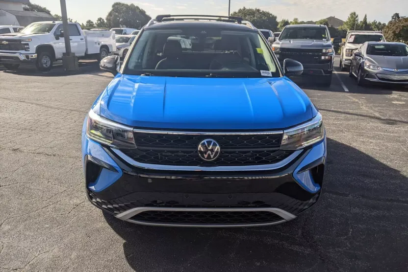 2023 Volkswagen Taos SE photo 1