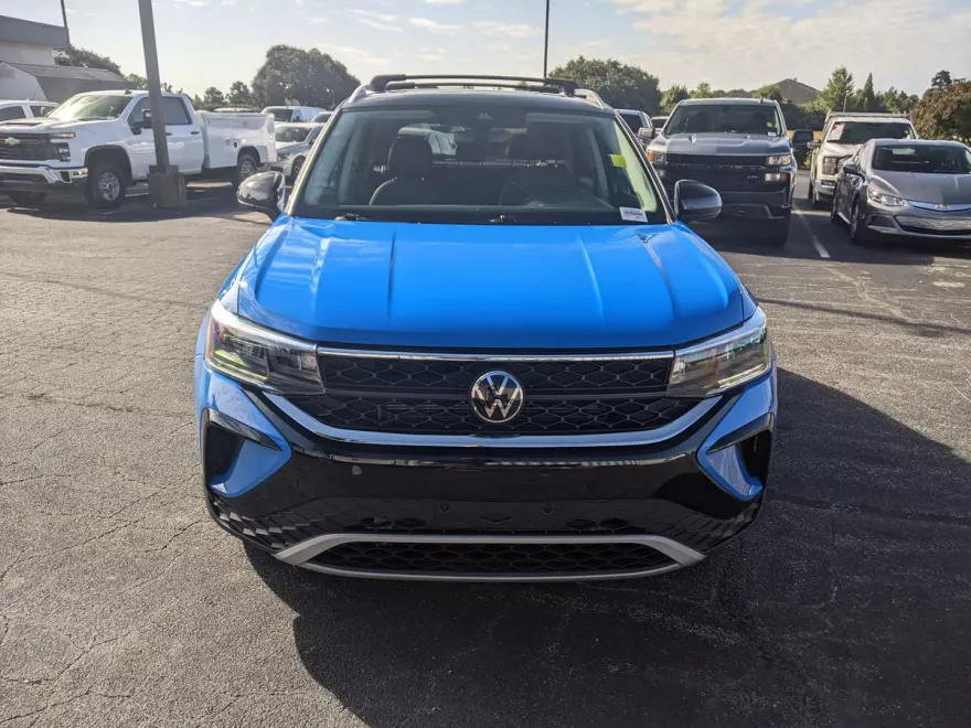 2023 Volkswagen Taos SE photo 1