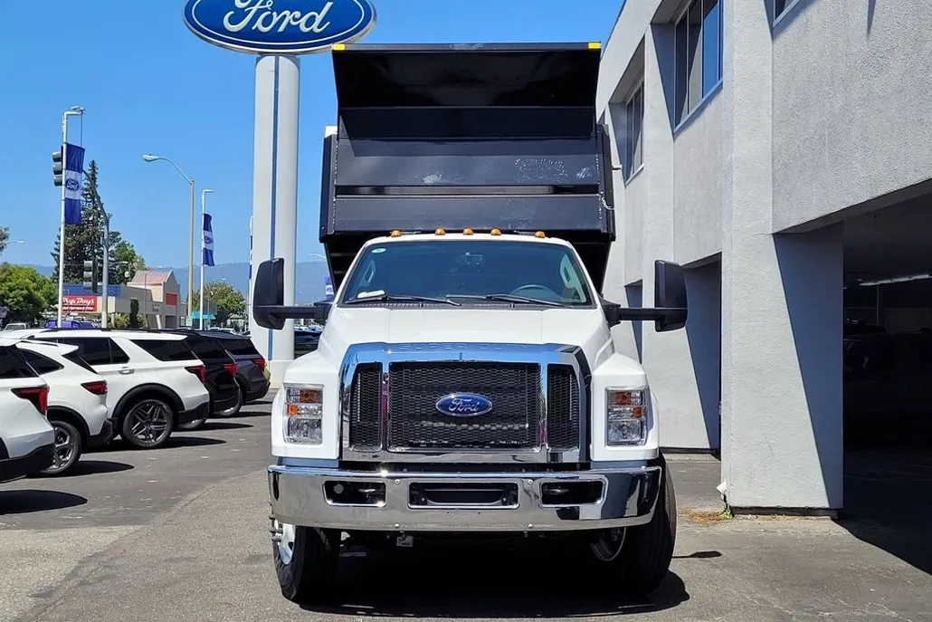 2025 Ford F-650 SuperCab photo 1