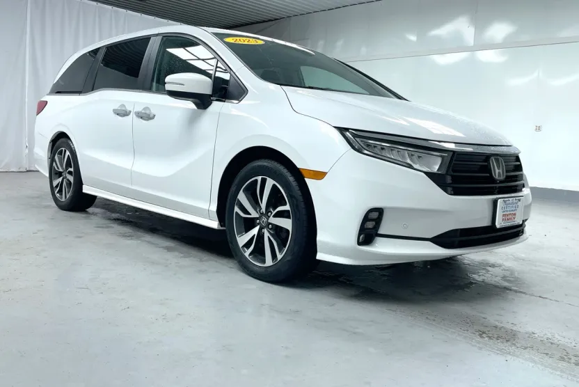 2023 Honda Odyssey Touring photo 1