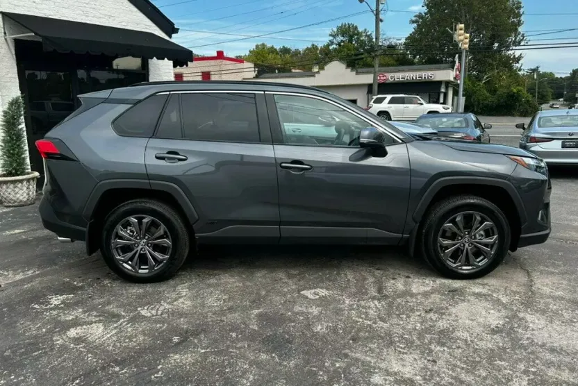 2024 Toyota RAV4 XLE Premium photo 1